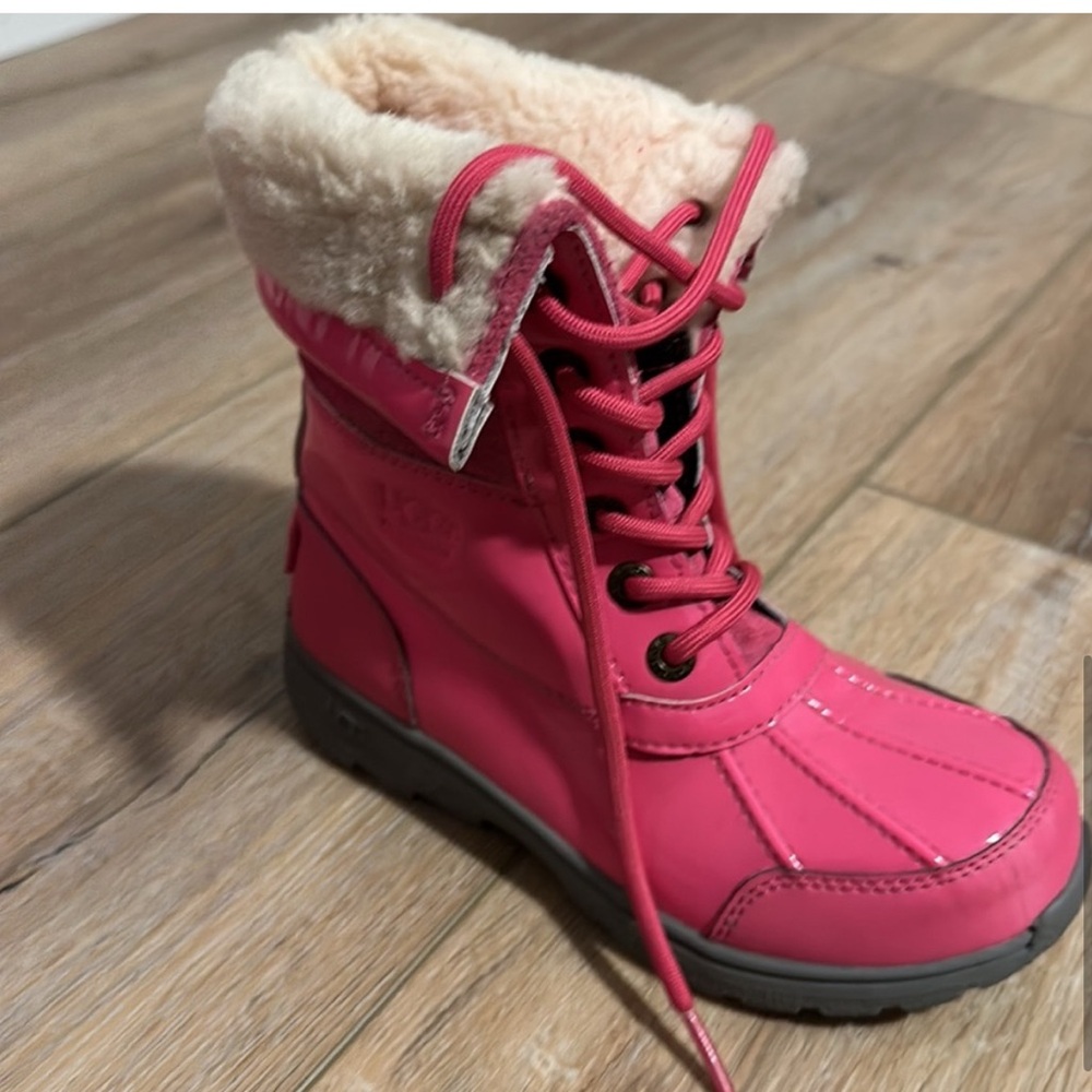 Girl pinks Ugg’s size 1